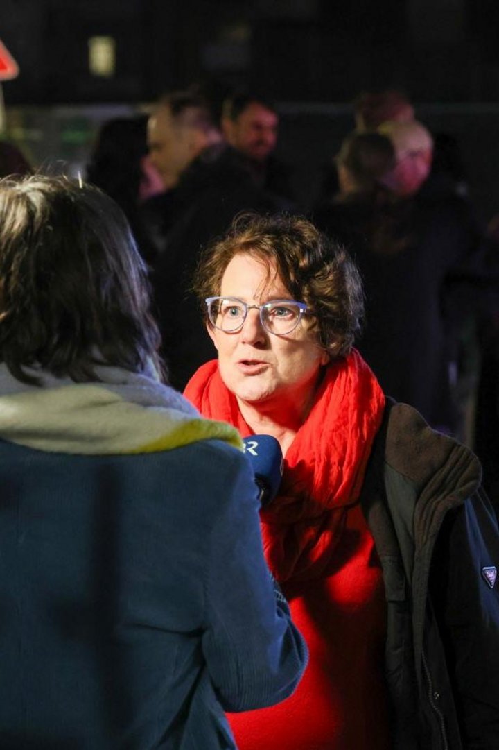 Foto von Evelyn Schötz bei einem Fernsehinterview